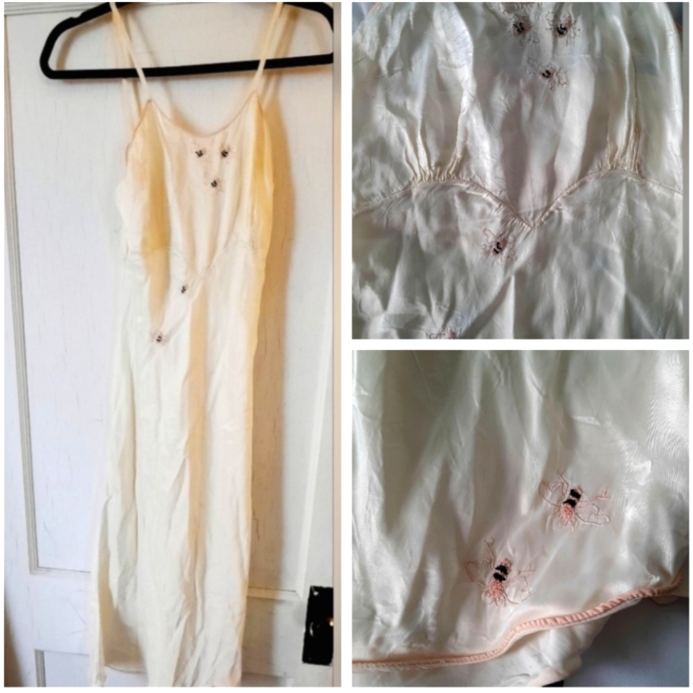 Beautiful Bumblebee Embroidered Nightgown